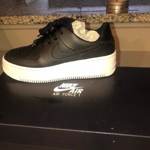 NIKE AIR FORCE 1 BLACK SIZE 5.5 ONLY WORN ONCE